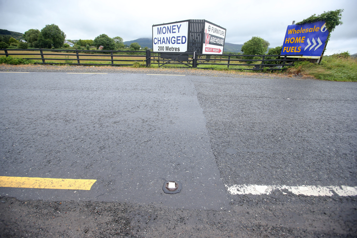 A money exchange advert and a change in road markings mark the border between the Republic with Northern Ireland on the old Dublin Road outside Newry. Photo by Jonathan Porter, Press Eye A money exchange advert and a change in road markings mark the border between the Republic with Northern Ireland on the old Dublin Road outside Newry. Photo by Jonathan Porter, Press Eye